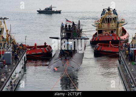 200923-N-EA818-0043 (SAN DIEGO)- le sous-marin d'attaque rapide de classe Los Angeles USS Key West (SSN 722) se lance dans le quai flottant ARCO (ARDM 5) à la base navale de Loma point le 23 septembre pour une période d'entretien régulière. ARCO est un quai flottant auxiliaire moyen pour la réparation et est un actif de l'escadron sous-marin 11 sous le contrôle opérationnel du commandant de la Force sous-marine des États-Unis de la flotte du Pacifique qui a été porté sur la base navale de point Loma. (É.-U. Navy photo by Mass communication Specialist 2nd Class Thomas Gooley/Released) Banque D'Images