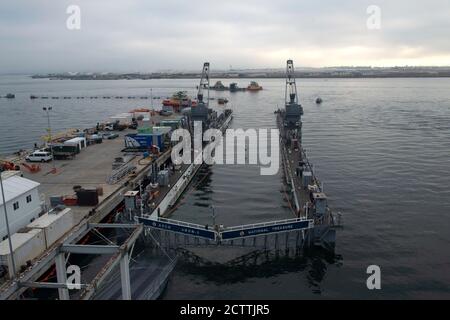 200923-N-EA818-0011 (SAN DIEGO)- le sous-marin d'attaque rapide de classe Los Angeles USS Key West (SSN 722) se prépare à s'introduire dans le quai flottant ARCO (ARDM 5) à la base navale de point Loma le 23 septembre pour une période d'entretien régulière. ARCO est un quai flottant auxiliaire moyen pour la réparation et est un actif de l'escadron sous-marin 11 sous le contrôle opérationnel du commandant de la Force sous-marine des États-Unis de la flotte du Pacifique qui a été porté sur la base navale de point Loma. (É.-U. Navy photo by Mass communication Specialist 2nd Class Thomas Gooley/Released) Banque D'Images