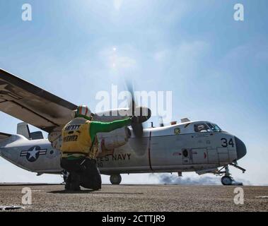 200924-N-LK322-2009 OCÉAN PACIFIQUE (SEPT 24, 2020) – Aviation Boatswain’s Mate (Equipment) 1st Class Erica Casada, de San Diego, donne le signal de lancer un C-2A Greyhound, affecté aux “fournisseurs” de l’escadron de soutien logistique de la flotte (VRC) 30, à partir du pont de vol du porte-avions USS Theodore Roosevelt (CVN 71) le 24 septembre 2020. Theodore Roosevelt est en cours dans le Pacifique oriental et mène des opérations de routine. (É.-U. Photo de la marine par Airman D.J. Schwartz) Banque D'Images