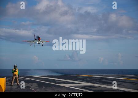 Un T-45C Goshawk s'approche du pont de vol de l'USS Gerald R. Ford (CVN 78) le 10 septembre 2020. Ford est en cours dans l'océan Atlantique en menant des qualifications de transporteur. (É.-U. Photo de la marine par un spécialiste des communications de masse, ensemencement en Dalton de 3e classe) Banque D'Images