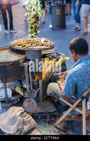 ROME, ITALIE - 2014 AOÛT 18. Châtaignes grillées à vendre sur le côté de la rue. Banque D'Images