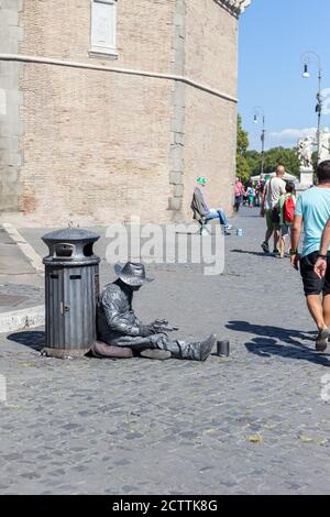 ROME, ITALIE - 2014 AOÛT 18. Artistes de rue dans la zone piétonne près du château de Sant Angelo. Banque D'Images