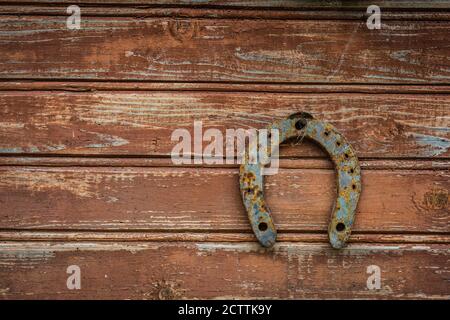 Fer à cheval sur un vieux mur en bois pour Bonne chance. Banque D'Images