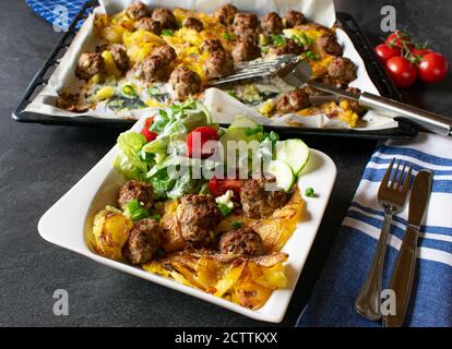 feuille de repas avec des boulettes de viande de pommes de terre et de légumes Banque D'Images