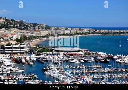 France, côte d'azur, cannes, la ville de cinéma avec son célèbre boulevard de la Croisette et sa marina, une magnifique baie avec les îles de Lérins. Banque D'Images