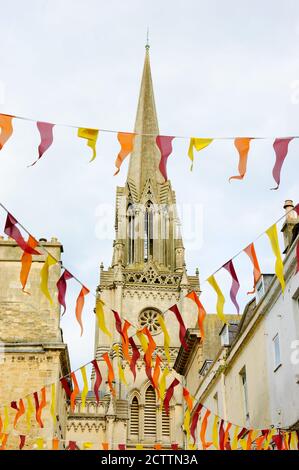 Église Saint-Michel et drapeaux festifs dans la ville de Bath, connue pour ses thermes romains. Somerset, Angleterre. Banque D'Images