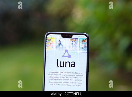 Page de connexion Amazon Luna pour les jeux sur le cloud affichée sur l'écran du smartphone et sur un arrière-plan flou. Une vraie photo, pas un montage. Banque D'Images