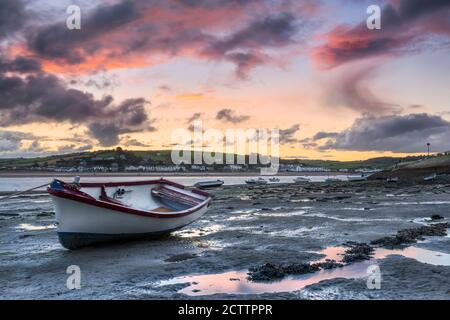 Appledore, North Devon, Angleterre. Vendredi 25 septembre 2020. Météo Royaume-Uni. Après une nuit de forts vents et de forts vents, à l'aube, les restes d'une autre douche lourde passent au-dessus de l'estuaire de Torridge, sur le petit rivage côtier de North Devon d'Appledore. Crédit : Terry Mathews/Alay Live News Banque D'Images