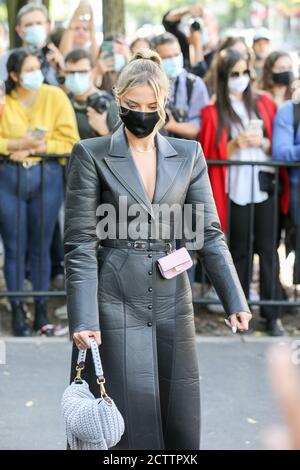 24 septembre 2020 : le mannequin porte un costume en cuir noir et un sac à main en laine Banque D'Images