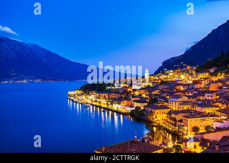 Limone sul Garda village au bord du lac, de l'Italie lors d'un coucher du soleil. Destination de voyage populaires. Banque D'Images