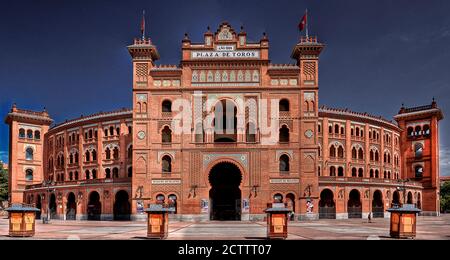 Impressionnante façade monumentale des arènes mauresques de Las Ventas à Madrid, en Espagne, le jour d'été chaud avec ciel bleu Banque D'Images