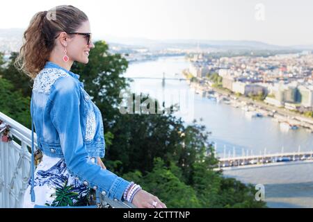 Jeune femme caucasienne se demandant à Budapest panorama, Hongrie Banque D'Images