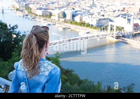 Jeune femme se demandant à Budapest panorama vue arrière, Hongrie Banque D'Images