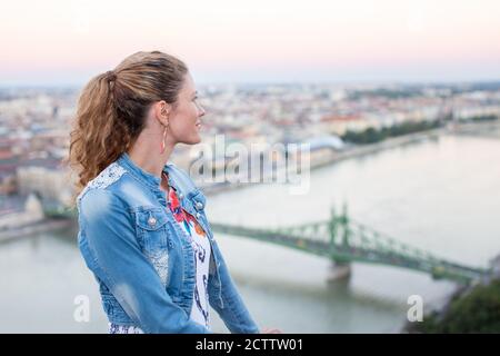 Jeune femme se demandant à Budapest panorama de Citadella, pont de la liberté avec le Danube, Hongrie Banque D'Images