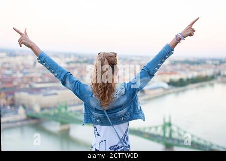 Des jeunes femmes ont soulevé des armes à Liberty Bridge, Budapest, Hongrie Banque D'Images