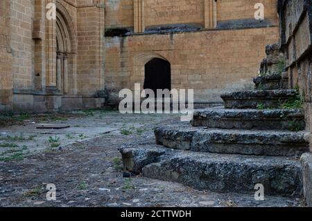 Escalier en pierre avec la cathédrale de Ciudad Rodrigo en arrière-plan, Salamanque, Espagne Banque D'Images