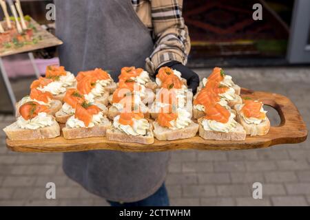 Sandwichs au poisson rouge cuits sur un plateau en bois Banque D'Images