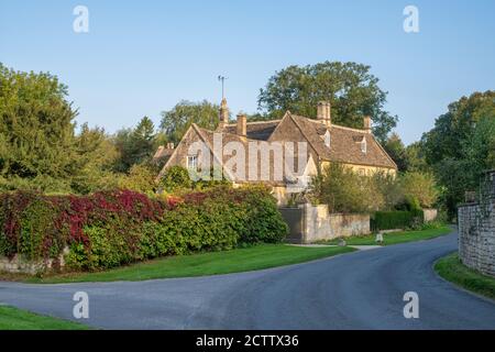 Village de Cotswold au début de l'automne. Taynton, Cotswolds, Oxfordshire, Angleterre Banque D'Images