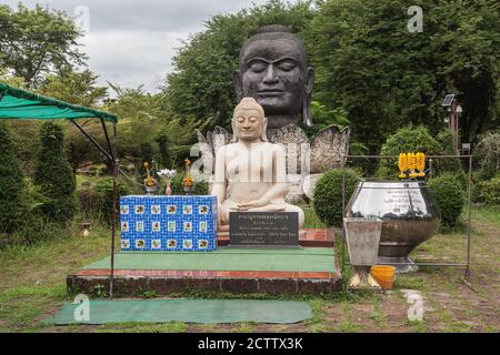 Tête de Bouddha noire en Wat Thammicarat, Ayutthaya, Thaïlande. Banque D'Images