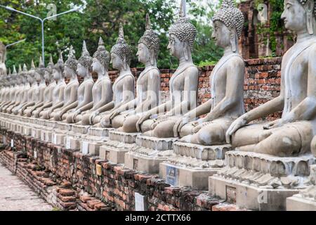 Rangée de statues de Bouddha du Wat Yai Chai Mongkhon, Ayutthaya, Thaïlande. Banque D'Images