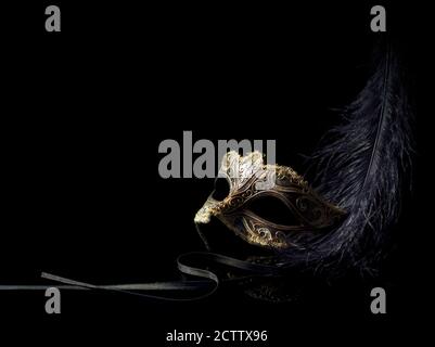 masque de carnaval isolé sur le masque de Carnaval noir et la plume isolée sur fond noir. Banque D'Images