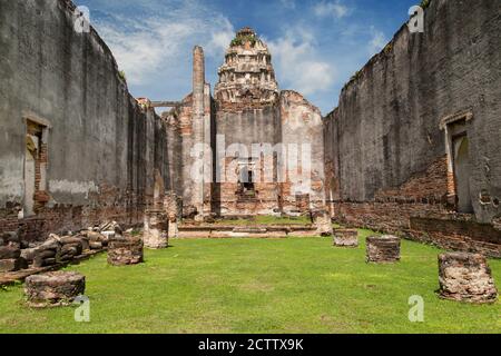 Intérieur de la Viharn à Wat Mahathat dans Lopburi, Thaïlande. Banque D'Images