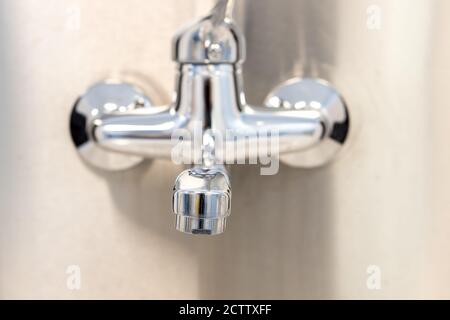 Robinet de lavabo pour les travailleurs médicaux en gros plan. Équipement sanitaire Banque D'Images