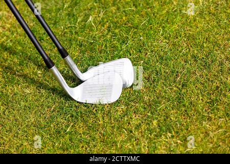 Clubs de golf sur l'herbe verte. Le concept du jeu de Golf Banque D'Images