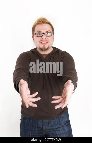 Perplexe Homme avec lunettes et sweatshirt marron Banque D'Images