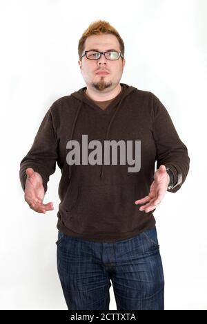 Perplexe Homme avec lunettes et sweatshirt marron Banque D'Images