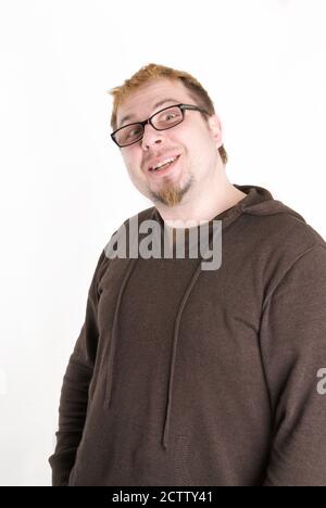 Homme avec lunettes et sweatshirt marron Banque D'Images