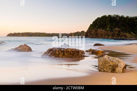 Vue sur la mer et les rochers depuis la plage de Jones à Kiama Bas Banque D'Images