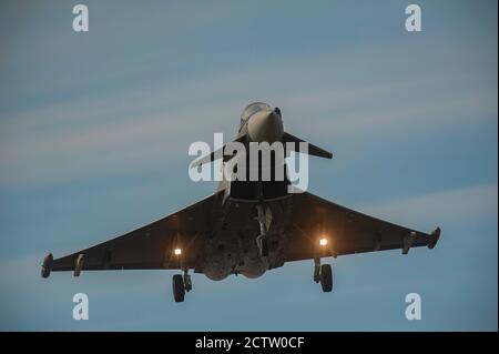 Le typhon ZJ619 d'Eurofighter noir sur l'approche de l'aérodrome de Kinloss de RAF à Moray en Écosse. Banque D'Images