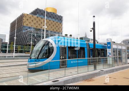 En photo, les tramways du métro West Midlands sont photographiés sur Broad Street, Birmingham. Au moment de prendre la photo, les tramways ne pouvaient pas aller plus loin vers cinq voies et se terminaient à l'extérieur de la CPI. Les trams sont illustrés avec la bibliothèque New Birmingham en arrière-plan. Banque D'Images