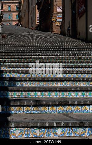 Scalinata di Santa Maria del Monte, un escalier du début du 17e siècle de 142 marches en pierre de lave, vivement décoré avec des carreaux de céramique majolique locaux, à Caltagirone, Sicile, Italie. L'escalier, connu sous le nom de «la Scalazza», a été construit en 1604 et mène à une église baroque, Santa Maria del Monte, mais des tuiles décorant les contremarches ont été ajoutées dans les années 1950 Caltagirone est le centre de l'industrie céramique sicilienne. Banque D'Images