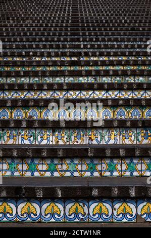 La Scalinata di Santa Maria del Monte, dénommée «la Scalazza», à Caltagirone, province de Catane, Sicile, Italie, connu sous le nom de «la Scalazza», est un escalier du début du 17e siècle de 142 marches en pierre de lave, joliment décorées avec des carreaux de céramique majolique locale, qui mène à l'église baroque de Santa Maria del Monte. Caltagirone est le centre de l'industrie céramique sicilienne. L'escalier a été construit en 1604, mais les tuiles décorant les contremarches ont été ajoutées dans les années 1950 Banque D'Images