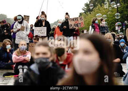 Berlin, Allemagne. 25 septembre 2020. Les militants du mouvement de protection du climat vendredi pour l'avenir manifestent à nouveau pour une plus grande vitesse dans la lutte contre la crise climatique au cours d'une journée internationale de protestation contre le climat. Le mouvement climatique Fridays for future a appelé à une journée mondiale d'action après des mois de manifestations principalement sur Internet. Credit: Kay Nietfeld/dpa/Alay Live News Banque D'Images