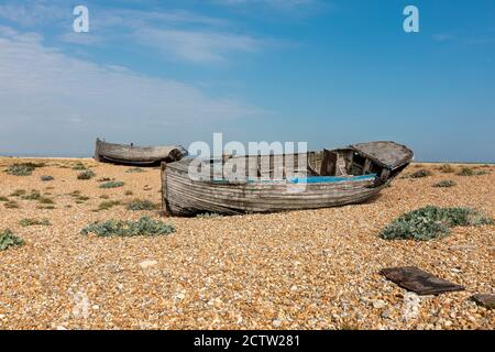 Des bateaux de pêche abandonnés sur la plage de Dungeness, dans le Kent. Banque D'Images