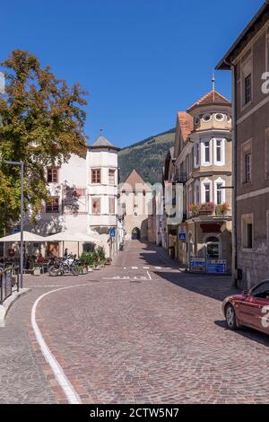 Une des rues principales du centre historique de Glurns, menant à la porte nord, Tyrol du Sud, Italie Banque D'Images