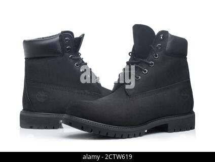 LONDRES, Royaume-Uni - 09 SEPTEMBRE 2020: Timberland Premium 6 pouces bottes pour hommes en noir sur fond blanc. Banque D'Images