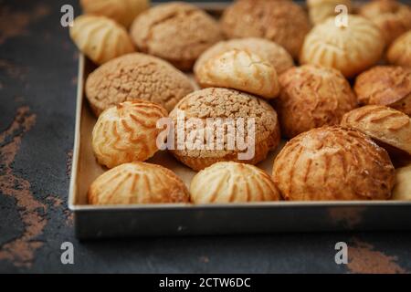 Profiteroles maison sur la feuille de musique avec des notes. Profiteroles (choux à la crème) - boulettes de pâte de choux françaises remplies de crème anglaise ou de fromage cottage Banque D'Images