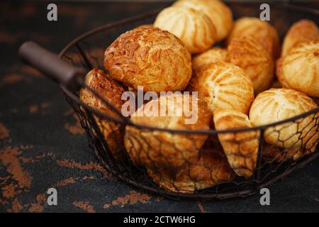 Profiteroles maison. Profiteroles (choux à la crème) - boulettes de pâte de choux françaises remplies de crème anglaise ou de fromage cottage Banque D'Images