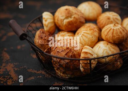 Profiteroles maison. Profiteroles (choux à la crème) - boulettes de pâte de choux françaises remplies de crème anglaise ou de fromage cottage Banque D'Images