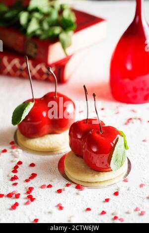 Mousse dessert en forme de cerises. Gâteau mousse Banque D'Images