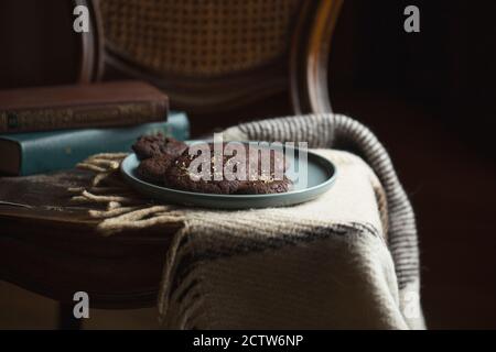 Biscuits au chocolat sur l'assiette. Dark and Moody, Mystic Light photographie alimentaire. Banque D'Images