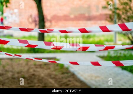 Lignes rouges et blanches du ruban de protection. Le passage du ruban d'avertissement rouge et blanc est interdit, concept Banque D'Images