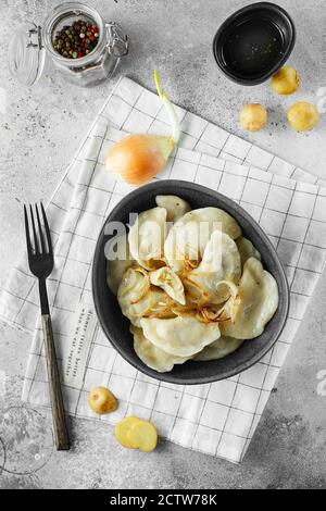 Boulettes, remplies de purée de pommes de terre et d'oignons. Plat russe, ukrainien ou polonais : varényky, vareniki, pierogi, pyrohie. Photographie de nourriture. flat lay Banque D'Images