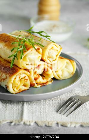 crêpes farcies savoureuses à la viande en gros plan. Crêpes fines avec garnitures. Pancakes farcis frits de Russie avec des blintzes à la viande. Photographie alimentaire. Banque D'Images