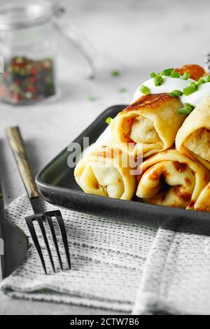 crêpes farcies savoureuses à la viande en gros plan. Crêpes fines avec garnitures. Pancakes farcis frits de Russie avec viande et giblets, coeur, lu Banque D'Images