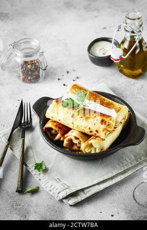 Crêpes fines avec garnitures. Crêpes farcies savoureuses avec chou gros plan. Pancakes farcis frits de Russie, blintzes au chou. Photographie alimentaire Banque D'Images